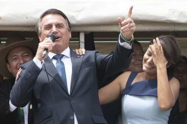 Presidente Bolsonaro e Michelle discursam para apoiadores e público presente em cima de um carro de som após o desfile do 7 de setembro