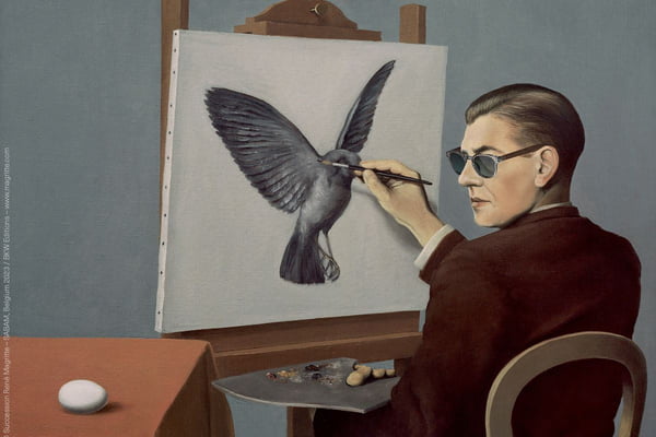 Em releitura de pintura, René Magritte usa óculos escuros enquanto pinta um pássaro em tela - Metrópoles