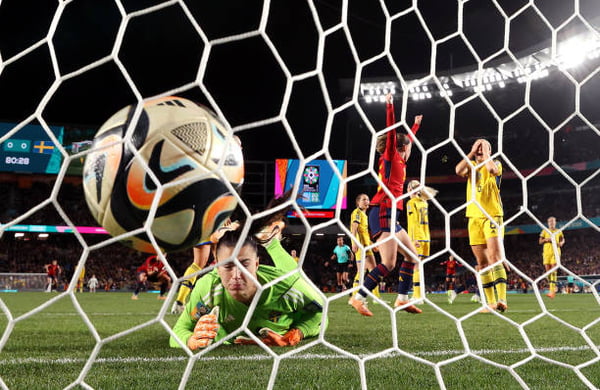 Foto colorida de jogo entre Suécia e Espanha, pela Copa feminina