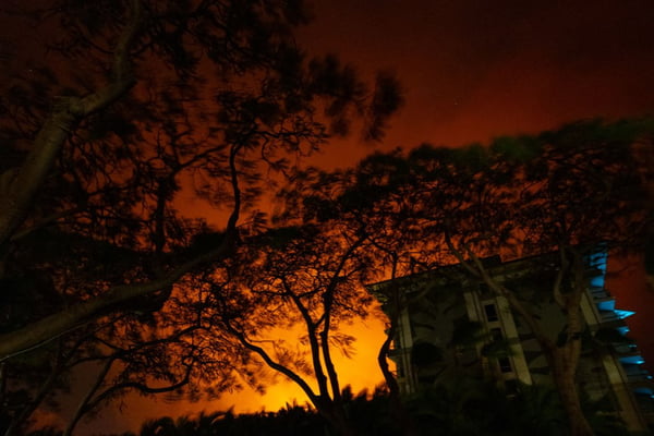 Imagem colorida mostra cenas de incêndios o Havaí - Metrópoles