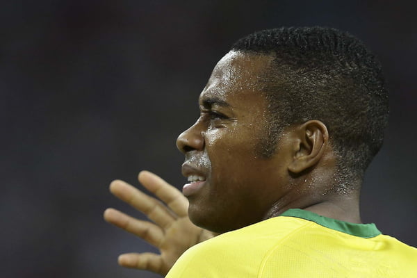 Robinho, do Brasil, reclama do gol perdido - metrópoles