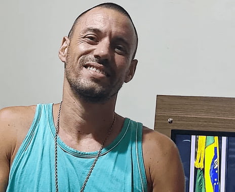 Fotografia colorida do homem conhecido como "mendigato" de Curitiba