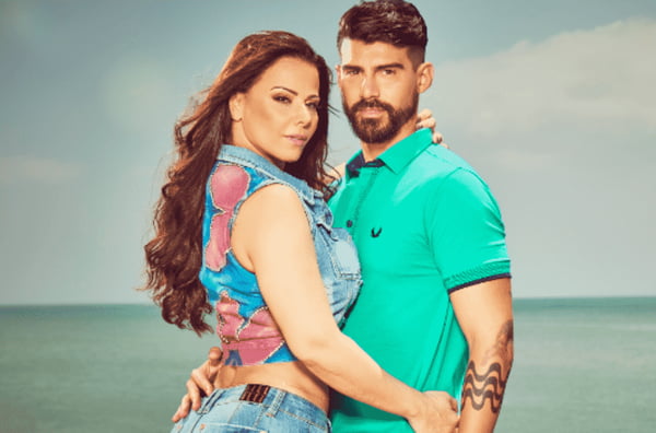Foto de Viviane Araújo e Radamés Martins abraçados