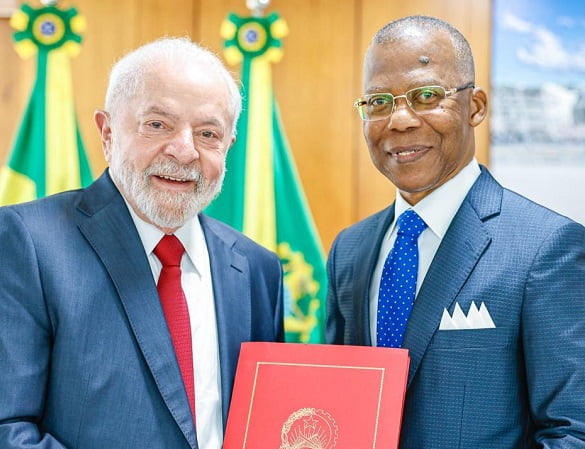 imagem colorida presidente lula e embaixador de angola no Brasil - metrópoles