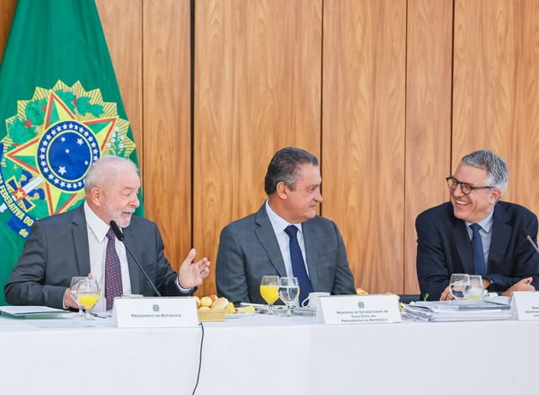 O presidente Lula conversa com o ministro da Casa Civil, Rui Costa, e com o ministro da Secretaria de Relações Institucionais, Alexandre Padilha, durante reunião no Planalto congresso