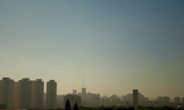 foto colorida de ar seco em São Paulo; imagem mostra prédios de SP com faixa cinza de poluição no céu