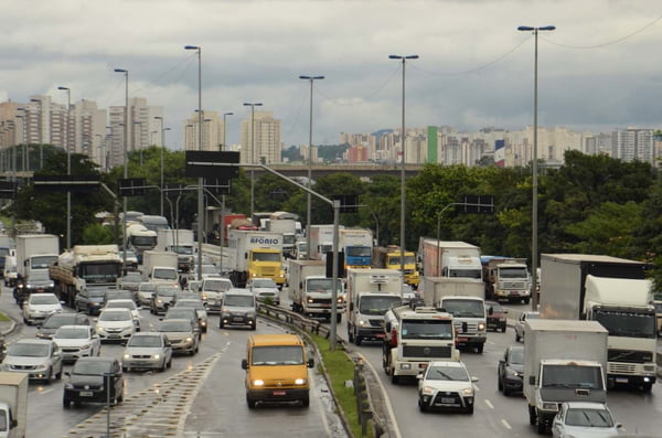 foto colorida mostra veículos trafegando pela Marginal Tietê, em SP