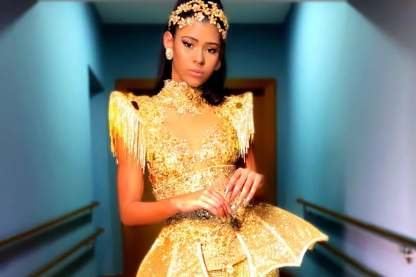Wenny Isa posa com seu look de Carnaval - Metrópoles