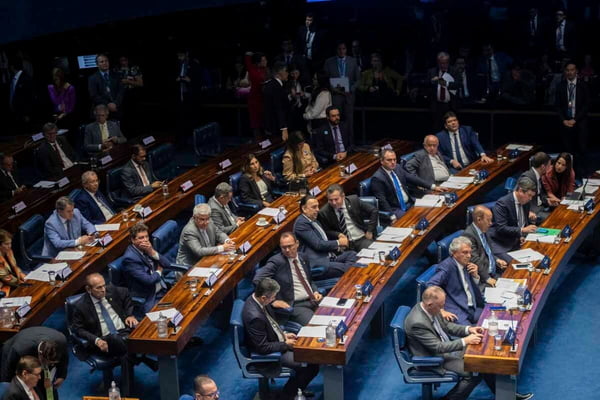 imagem colorida mostra governadores no plenário do Senado Federal para discussão da reforma tributária - Metrópoles