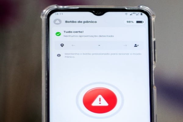 Foto de tela de celular com aplicativo Viva Flor aberto, mostrando botão de pânico