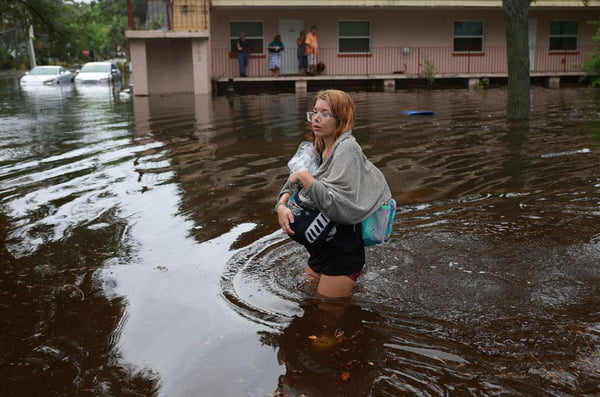 Imagem colorida de pessoa buscando abrigo após furacão Idalia na Flórida (EUA) - Metrópoles