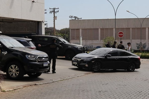 Imagem colorida mostra carro preto onde Bolsonaro chega para depoimento na PF - Metrópoles
