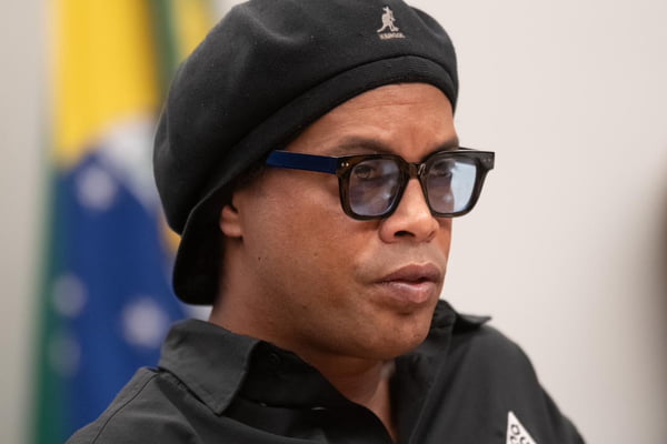imagem colorida mostra ex-jogador Ronaldinho Gaúcho na CPI das Pirâmides Financeiras na Câmara dos Deputados - Metrópoles