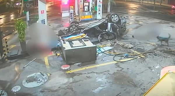 foto colorida mostra carro de ponta cabeça após derrubar bomba de gasolina em posto de combustível - Metrópoles