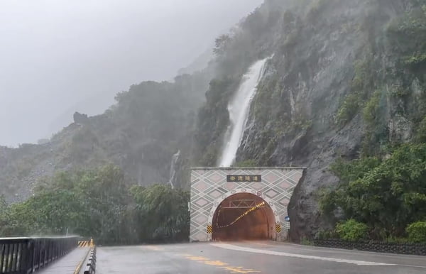 captura de tela de vídeo de enxurrada em montanha de Taiwan após tufão