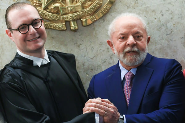 Posse de Cristiano Zanin Martins como ministro do Supremo Tribunal Federal ao lado do presidente Luiz Inacio Lula da Silva - Metrópoles
