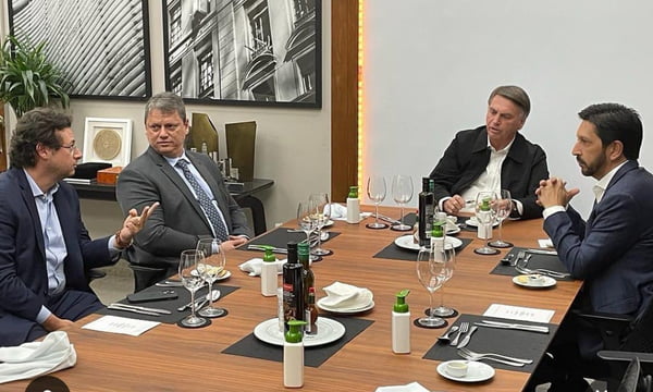 Foto colorida de Fabio Wajngarten, Tarcísio de Freitas, Jair Bolsonaro e Ricardo Nunes ao redor de uma mesa para almoço na Prefeitura de São Paulo - metrópoles