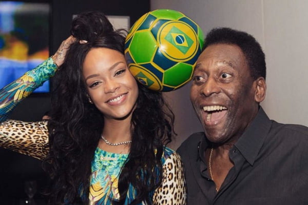 Na imagem com cor, a cantora Rihanna e o jogador de futebol Pelé - Metrópoles