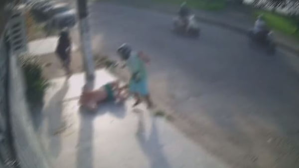 Imagem colorida mostra criminoso fazendo dancinha em volta do corpo de um policial militar aposentado que foi baleado por um grupo de bandidos - Metrópoles