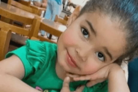 Fotografia colorida de Heloísa dos Santos criança de apenas 3 anos de idade que morreu baleada por um agente da PRF