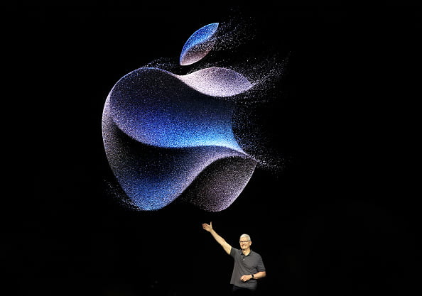 Símbolo da Apple, a tradicional maçã. Logo abaixo, Tim Cook, CEO da empresa - Metrópoles
