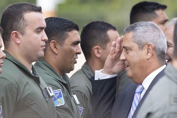 General Braga Netto cumprimenta militares da aeronáutica - metrópoles