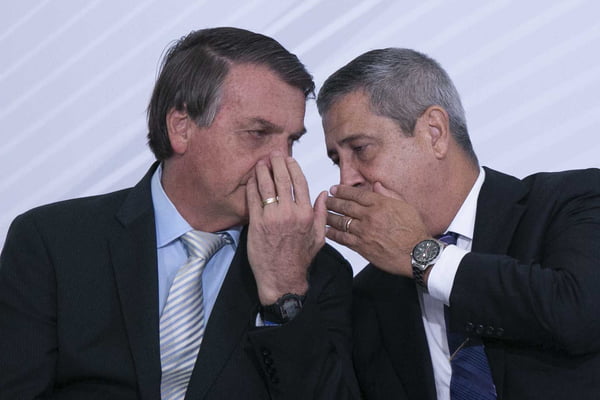 Presidente Bolsonaro conversa com Braga Netto durante evento - Metrópoles