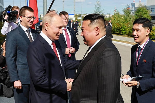 Imagem colorida mostra Vladimir Putin e Kim Jong-un se encontram na Rússia - Metrópoles