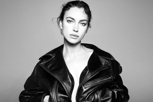 Na imagem em preto e branco, Irina Shayk usa jaqueta preta - Metrópoles