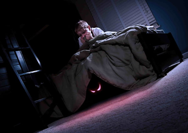 Foto mostra criança assutada com mostro embaixo de sua cama - pesadelo - Metrópoles