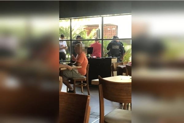 PMs prendendo homem em restaurante