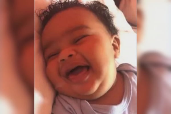 Foto colorida de bebê sorrindo - Metrópoles