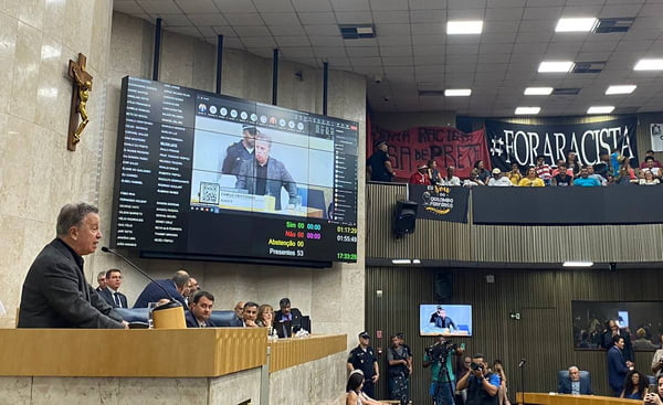 Imagem colorida mostra vereador falando em púlpito do plenário da Câmara de SP - Metrópoles