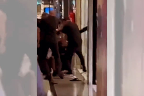 Imagem da briga de Marcos Braz com torcedores em um shopping
