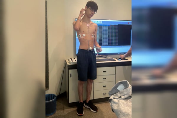 Keiton, jovem com doença rara cardíaca que jogava basquete, realizando o eletrocardiograma com o auxílio da inteligência artificial