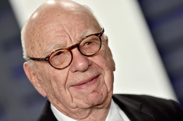 Imsgem do magnata de mídia Rupert Murdoch, carecxa e de óculos - Metrópoles