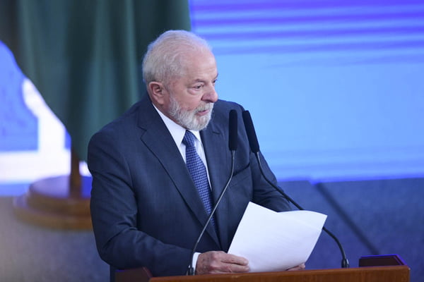 O presidente da República, Luiz Inácio Lula da Silva, lê discurso em evento no Planalto - Metrópoles