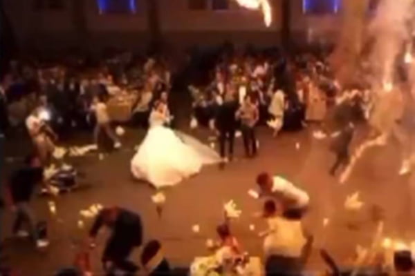 Foto colorida de incêndio em uma festa de casamento no Iraque - Metrópoles