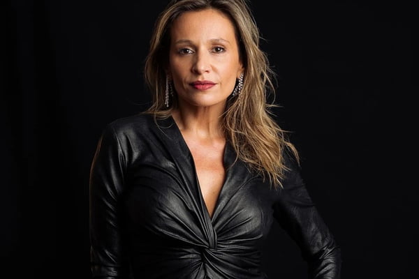 Luisa Mell posa de look preto - Metrópoles