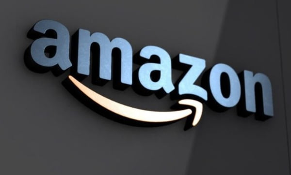 Imagem do logotipo da Amazon na fachada de uma unidade da empresa - Metrópoles