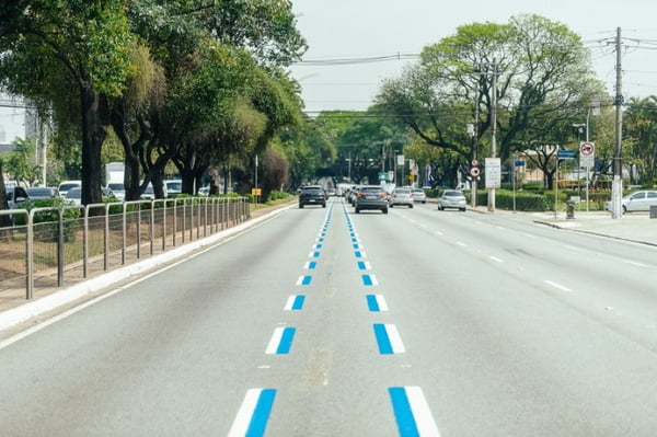 foto colorida de faixa azul para motos na Avenida dos Bandeirantes - Metrópoles