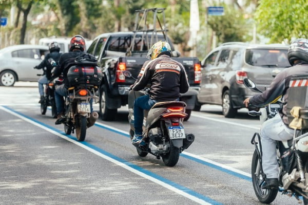 foto colorida de faixa azul para motos na Avenida dos Bandeirantes - Metrópoles