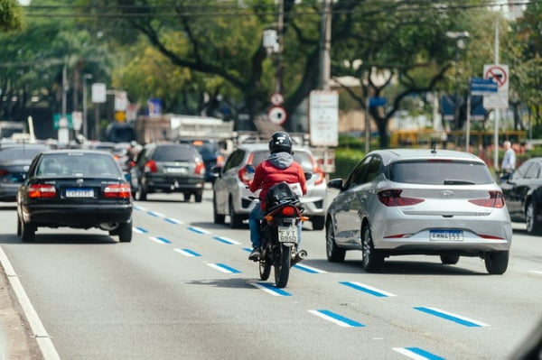 foto colorida de faixa azul para motos na Avenida dos Bandeirantes - Metrópoles