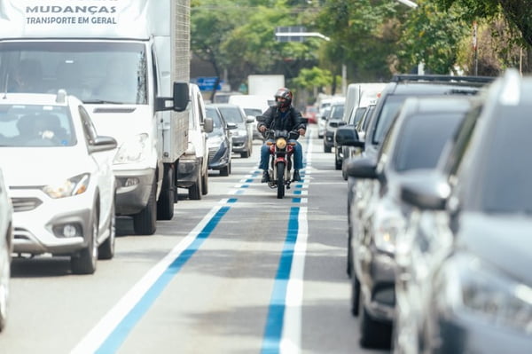 foto colorida de faixa azul para motos na Avenida dos Bandeirantes - Metrópoles