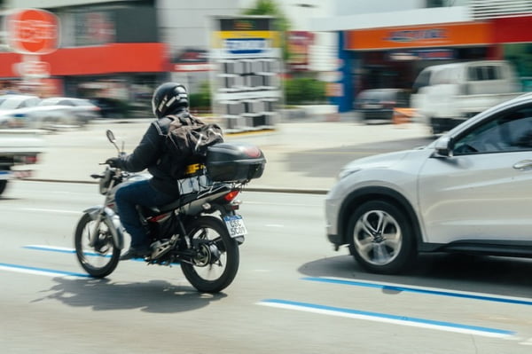 foto colorida de faixa azul para motos na Avenida dos Bandeirantes - Metrópoles