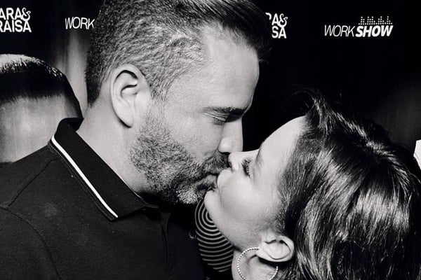foto em preto e branco de um homem e uma mulher se beijando - metrópoles