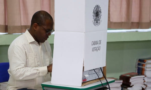 foto colorida do ministro Silvio Almeida, dos Direitos Humanos e da Cidadania, votando na eleição para conselheiros tutelares em São Paulo - Metrópoles