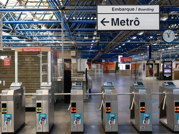 foto colorida mostra estação de metrô Barra Funda em dia de greve, vazia durante movimento de metroviários grevistas - Metrópoles