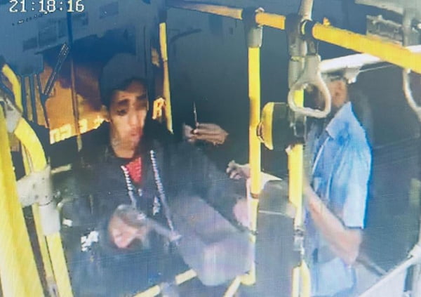Homem armado em ônibus