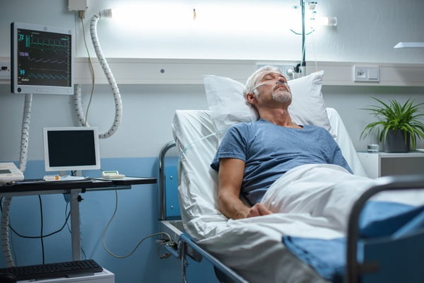 Foto colorida de homem internado em hospital - Metrópoles